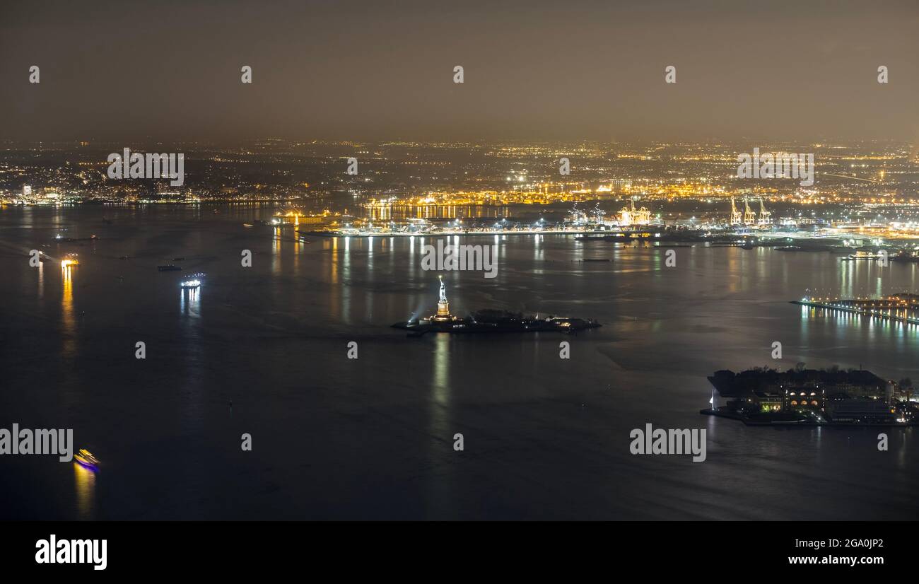 Fantastisches Stadtbild mit Blick auf die Küste von New Jersey, mit der Freiheitsstatue in der Mitte der Aussicht.Manhattan, New York, USA. Stockfoto