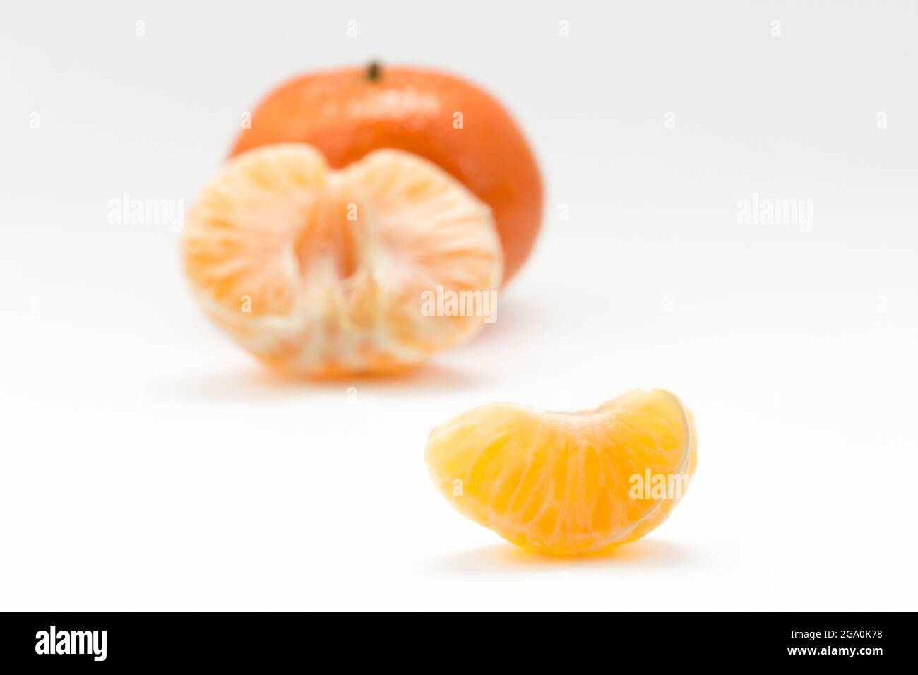 Mandarinenkeil auf weißem Hintergrund Stockfoto