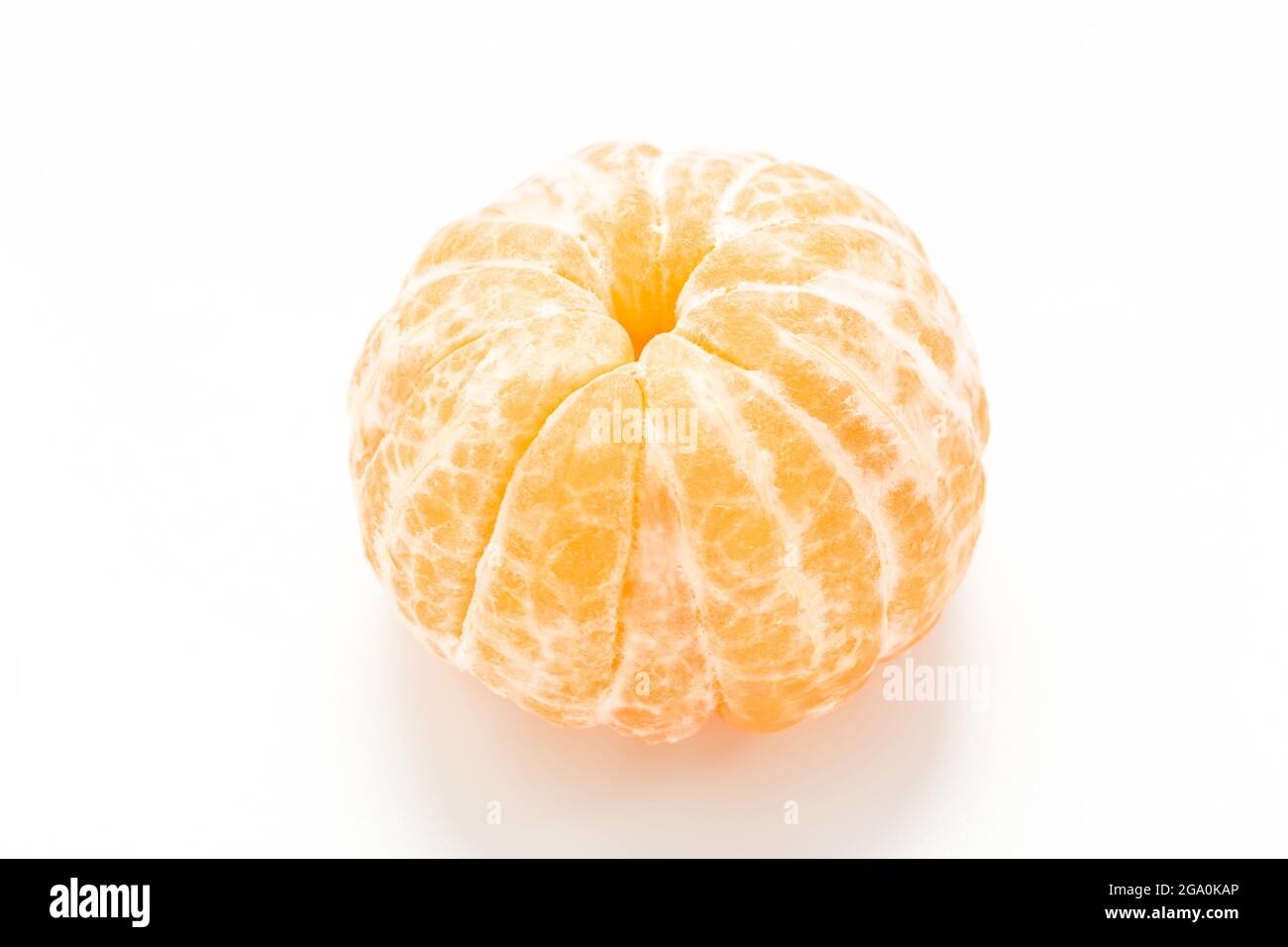 geschälte Mandarine auf weißem Hintergrund Stockfoto