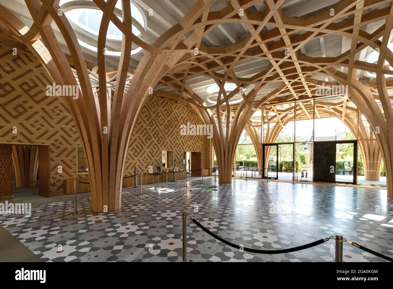 CAMBRIDGE ENGLAND CAMBRIDGE CENTRAL MOSQUE DAS ATRIUM UND DER HERRLICHE GEOMETRISCHE MARMORBODEN Stockfoto