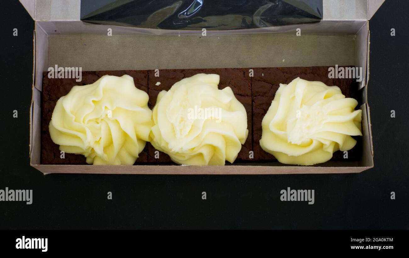 Drei Frischkäse Mit Glasur Überzogene Schokoladenbrownies Stockfoto
