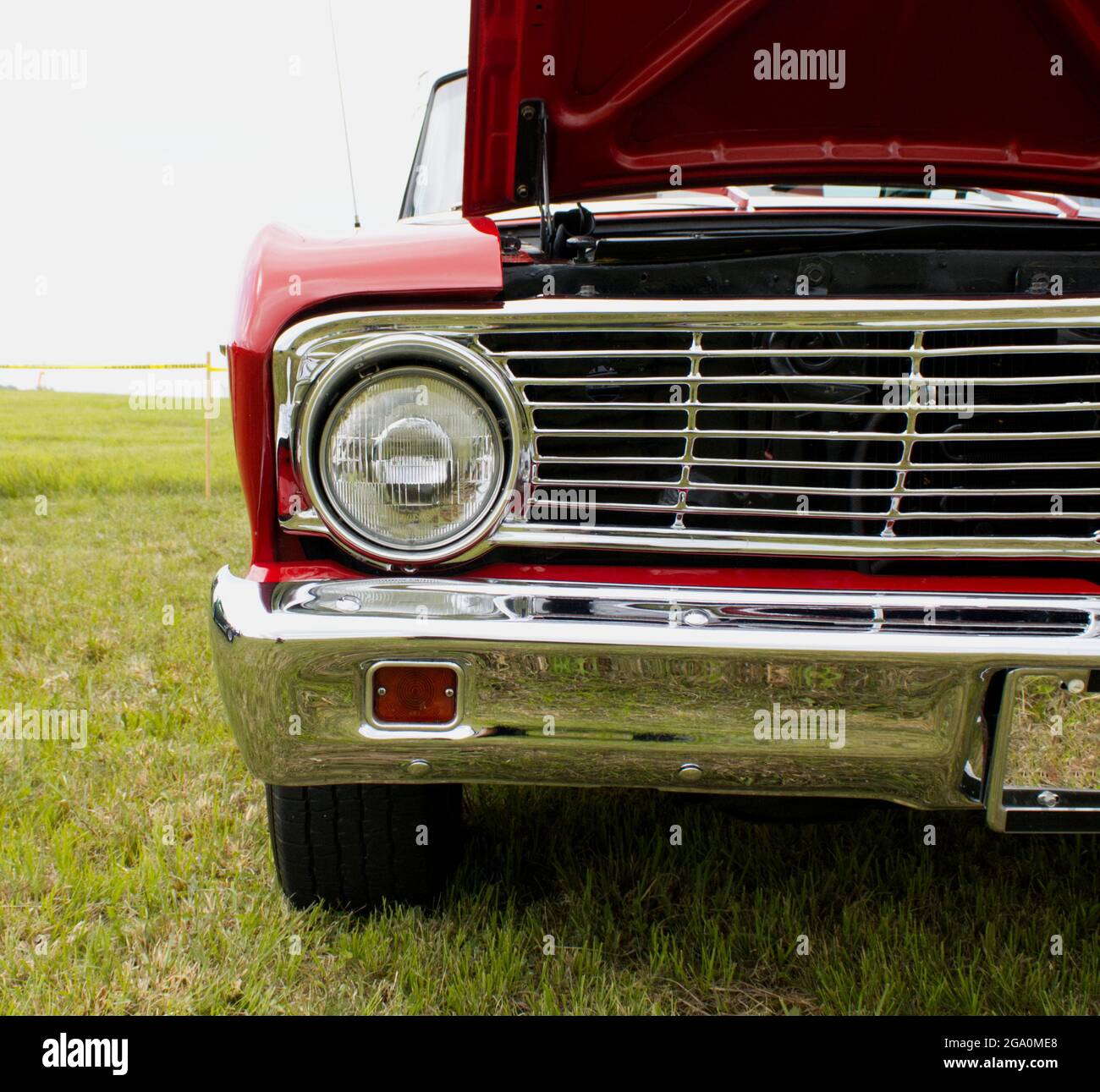 Eine halbe Vorderansicht eines Kompaktwagens der 1960er Jahre Stockfoto