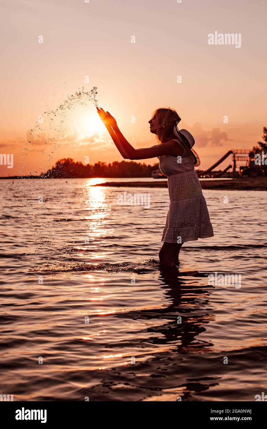 Junge Frau spritzt Junge Frau spritzt
