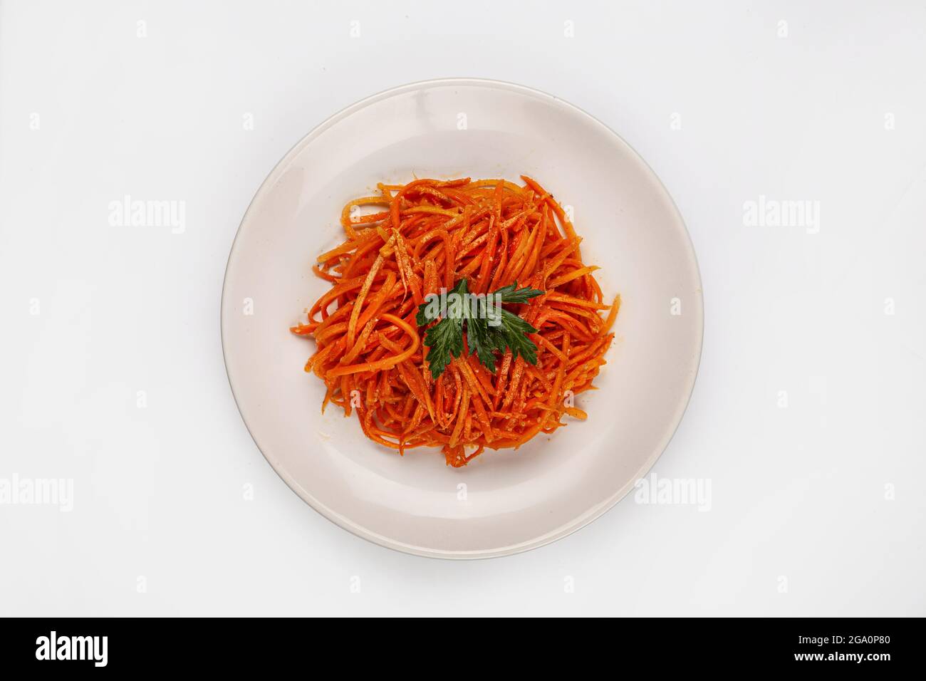 Marinierte Karotten auf einem Teller auf isoliertem Studiohintergrund Stockfoto