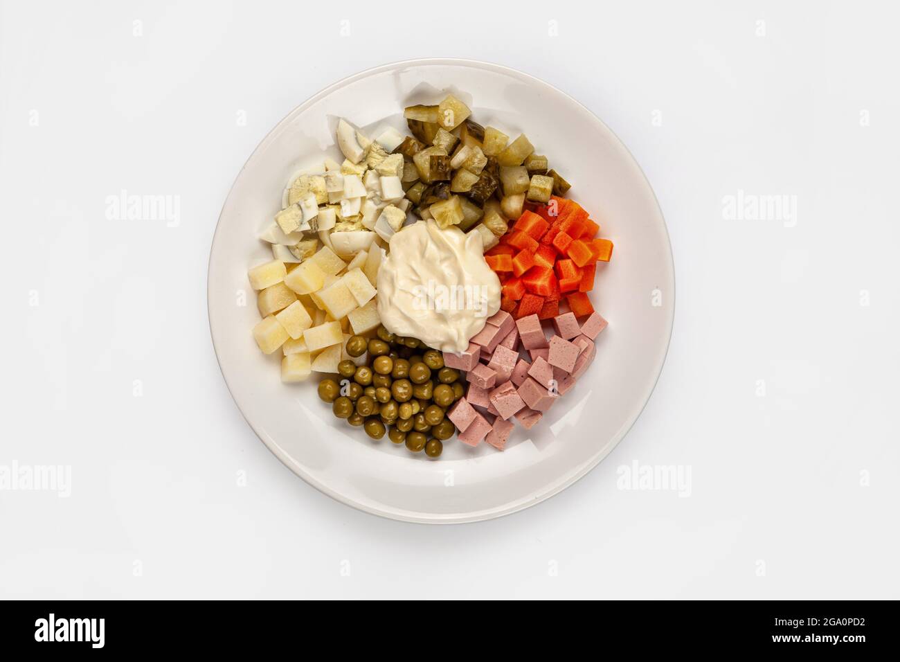 Verschiedene Gemüse auf einem Teller auf einem isolierten Studiohintergrund Stockfoto