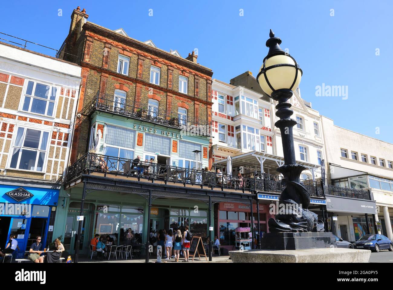 Das luxuriöse Boutique-Hotel Sands am Marine Drive mit Blick auf den goldenen Sand von Margate in Thanet, Ost-Kent, Großbritannien Stockfoto