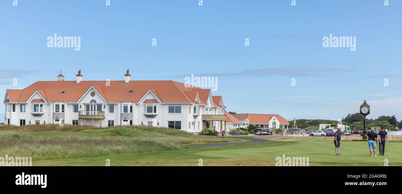 Golf Clubhouse im Trump Turnberry Hotel und Golfplatz in South Ayrshire, Schottland, mit Spielern, die auf dem Übungsgrün spielen Stockfoto