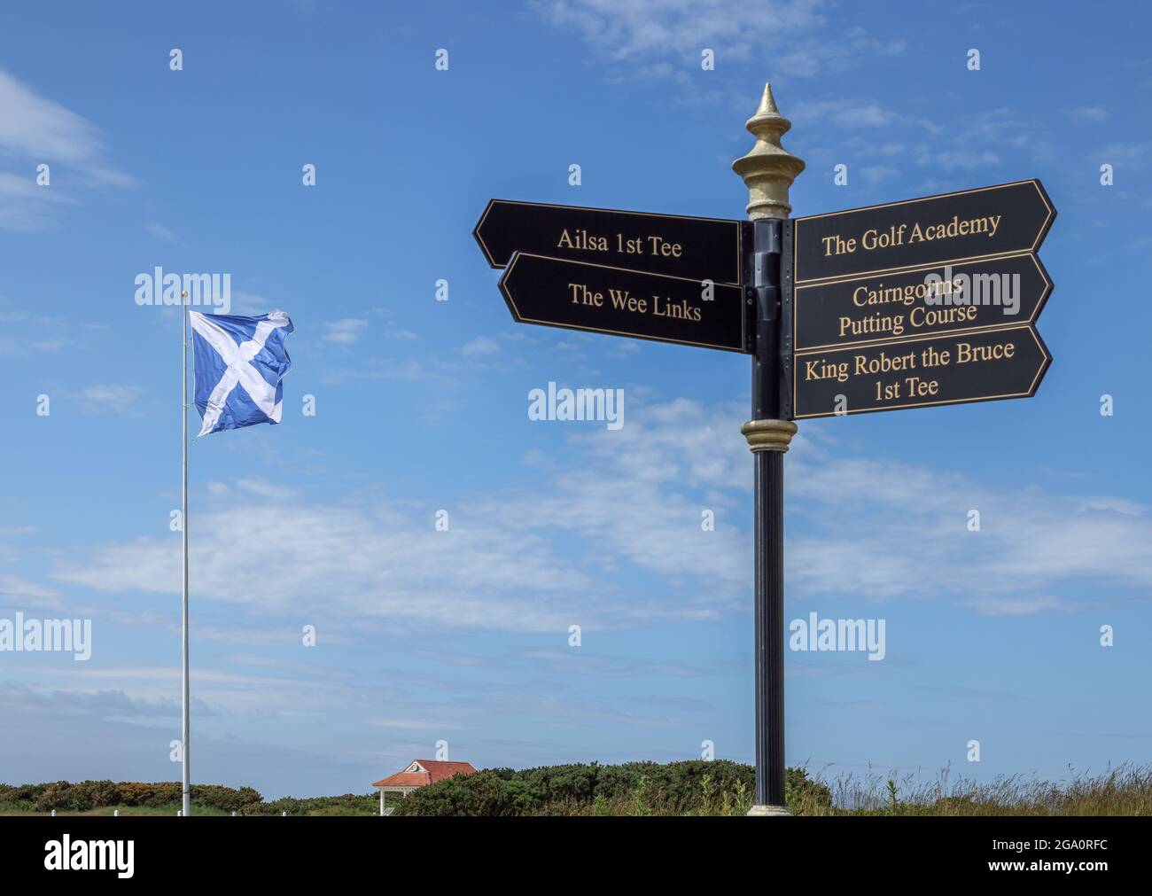 Wegweiser und schottische Saltyre-Flagge am Trump Turnberry Hotel und Golfplatz in South Ayrshire, Schottland, Großbritannien Stockfoto