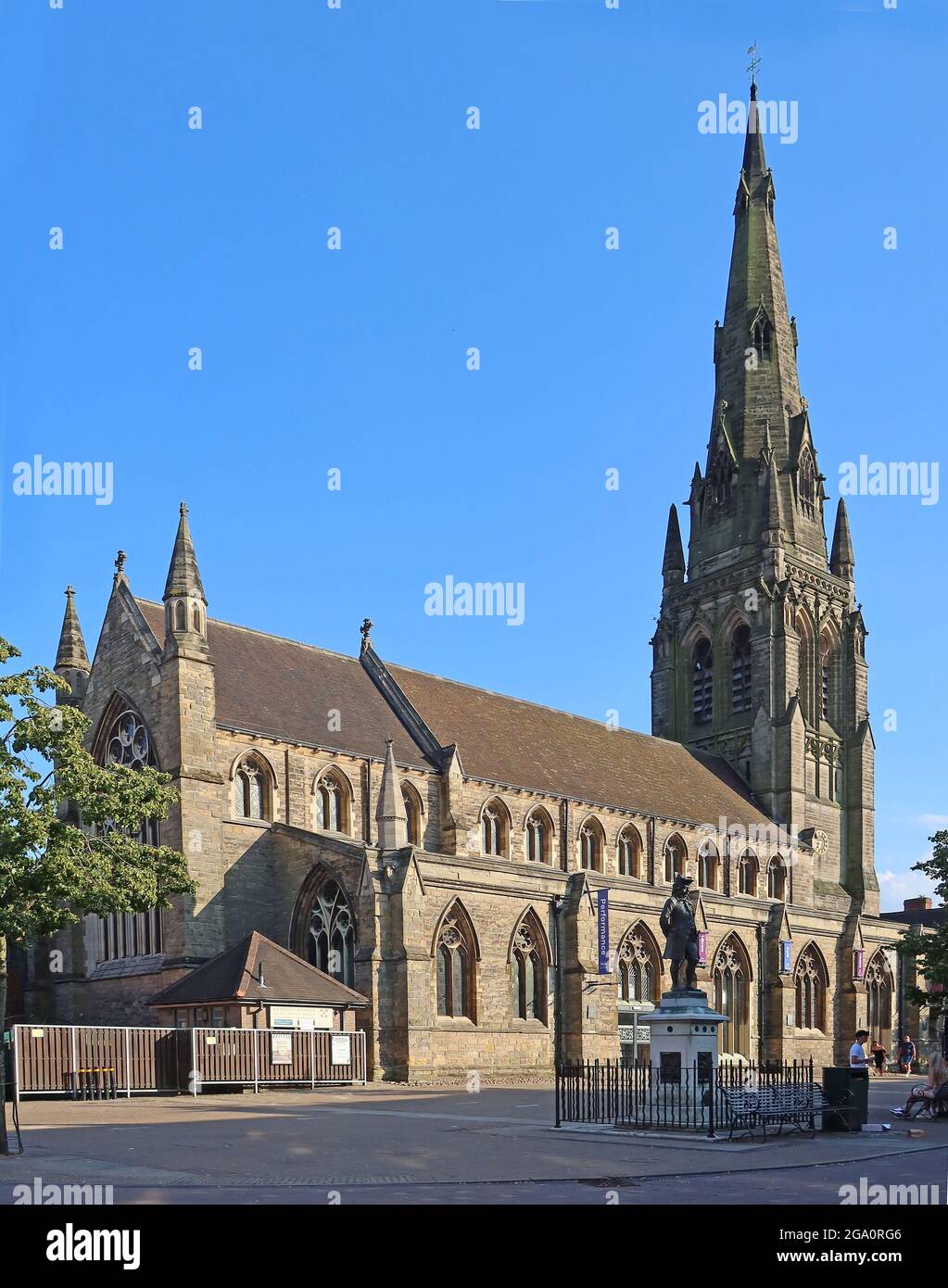 St. Mary's Church Market Square Lichfield Staffordshire England mit blauem Himmel und Sonnenschein und Boswell-Statue im Vordergrund Stockfoto