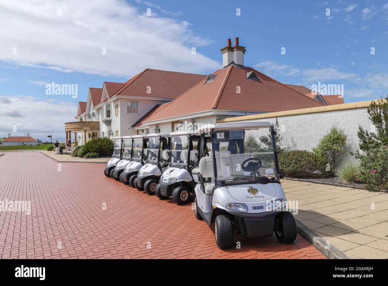 Golfbuggys, die vor dem Trump Turnberry Golf Clubhaus in South Ayrshire, Schottland, Großbritannien, geparkt sind Stockfoto