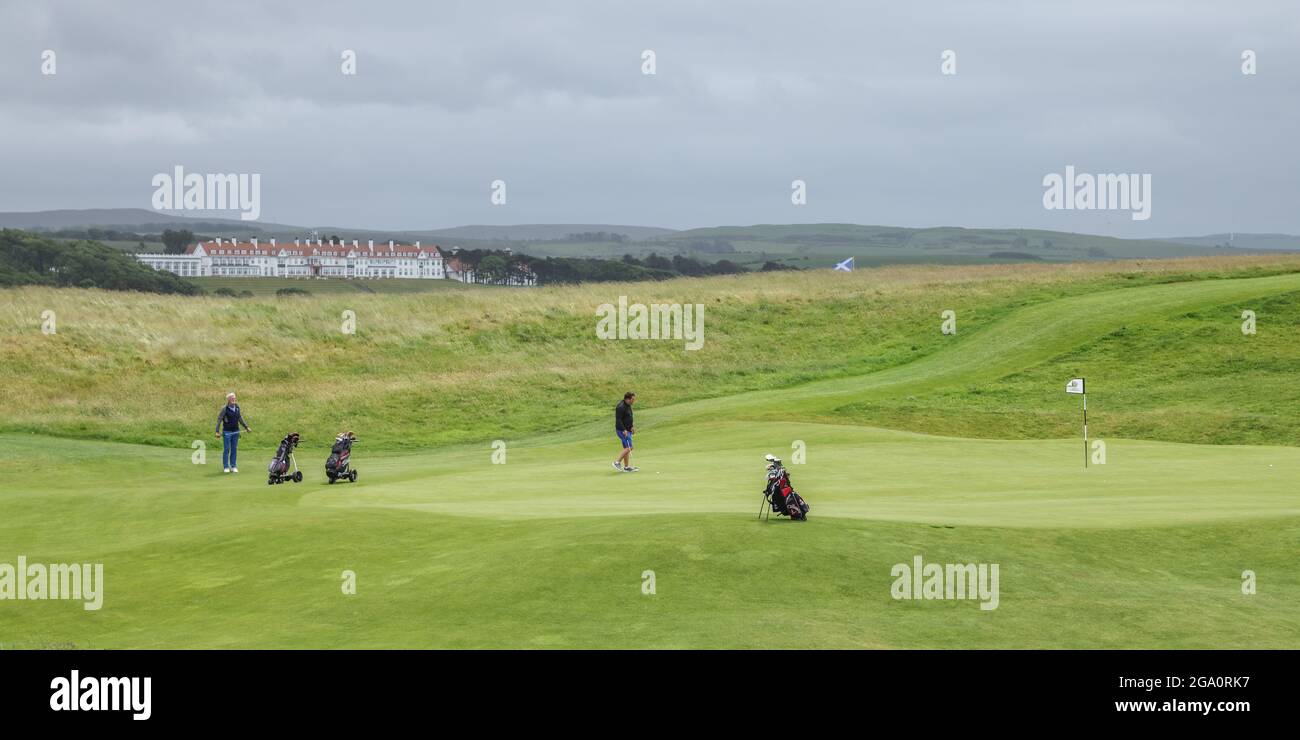 Golfer auf dem Green auf dem Ailsa-Golfplatz im Trump Turnberry Hotel und Golfplatz in South Ayrshire, Schottland, Großbritannien Stockfoto