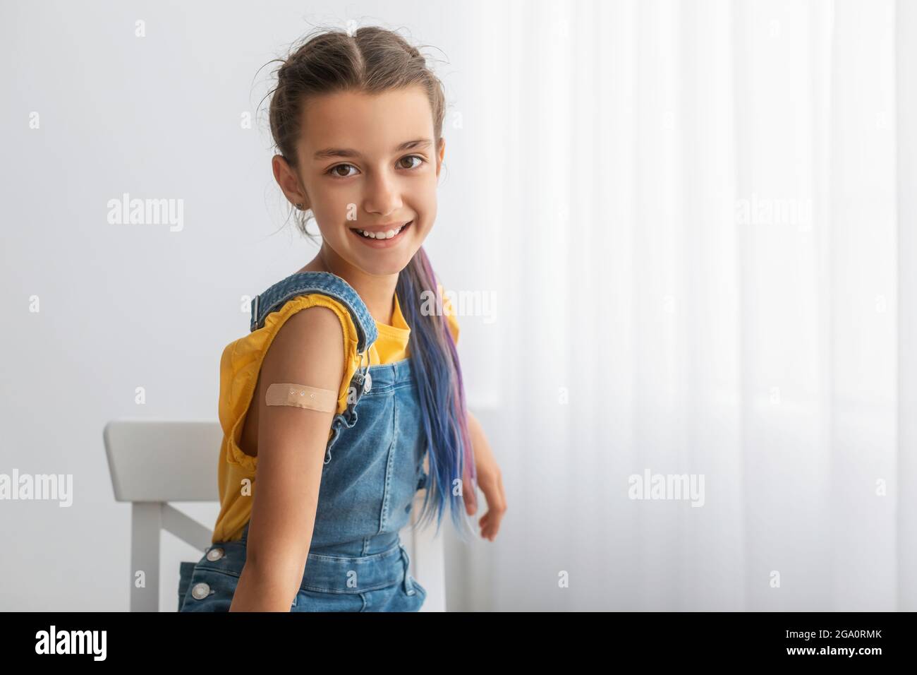 Glücklich Geimpft Teen Girl Zeigt Schulter Nach Der Impfung Stockfoto