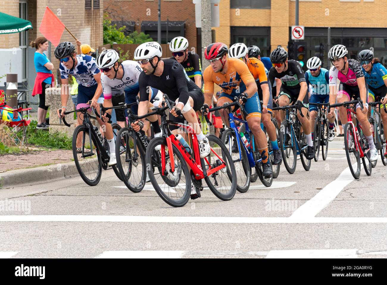 Wauwatosa, WI/USA - 27. Juni 2021: Kategorie drei vier Männer-Radfahrer nähern sich der Ecke im Tosa Village Classic bei der Tour of America's Dairyland. Stockfoto