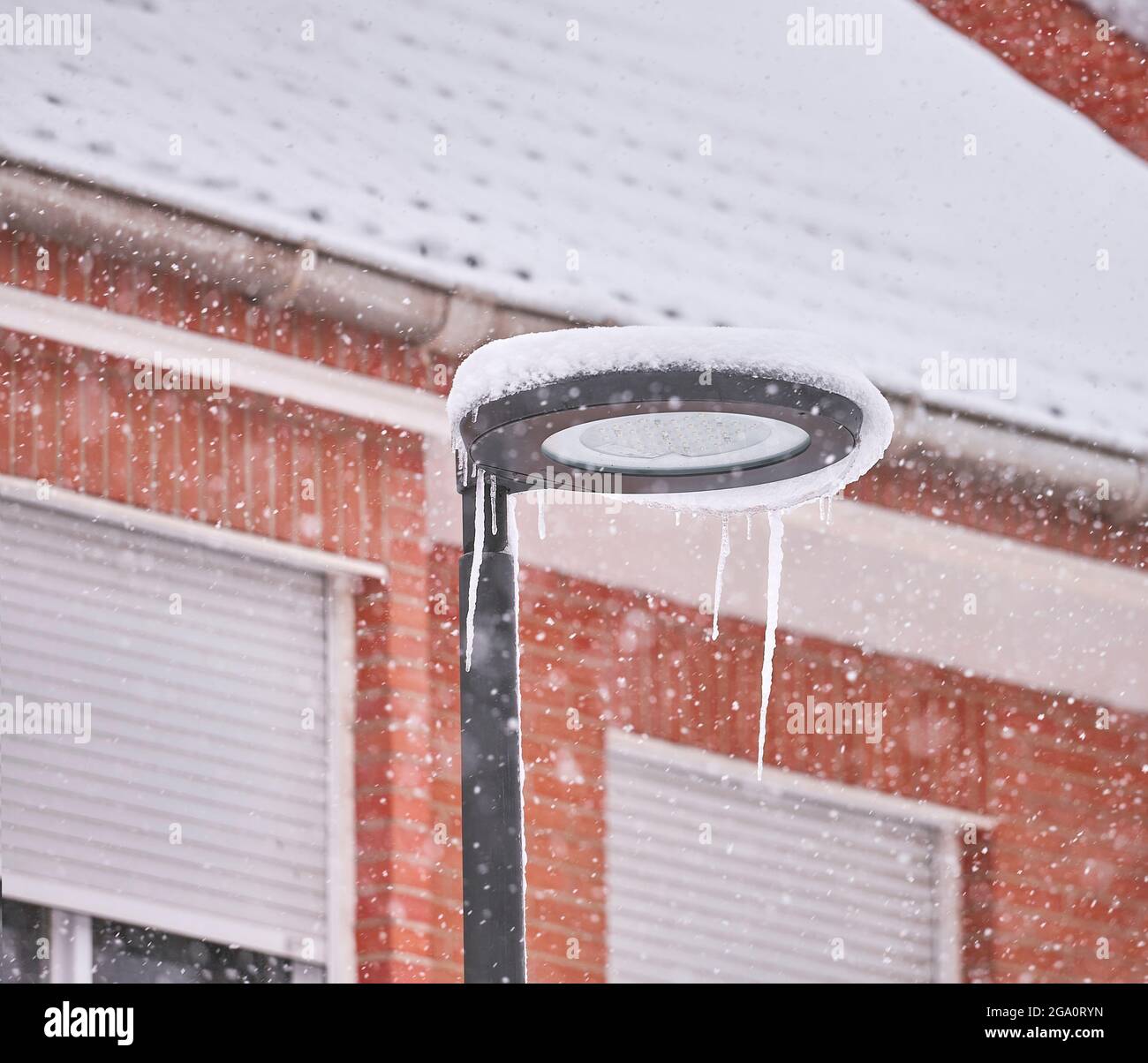 Storm Filomena covers a streetlight with snow and icicles. Getafe. Community of Madrid. Spain. Stockfoto