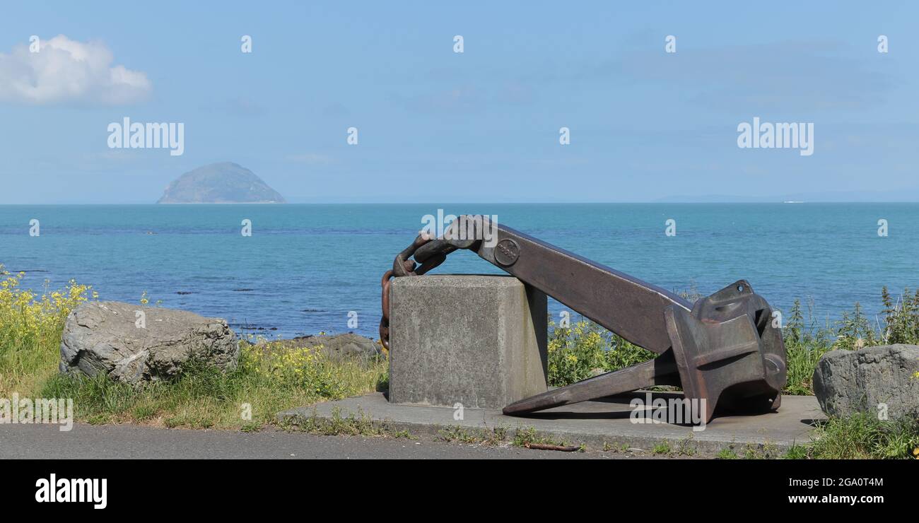 Ankerkette und vom Schiff geborgte Anker sind Teil des Varyag Shipwreck Memorial in Lendalfoot, South Ayrshire, Schottland. Ailsa Craig dahinter. Stockfoto