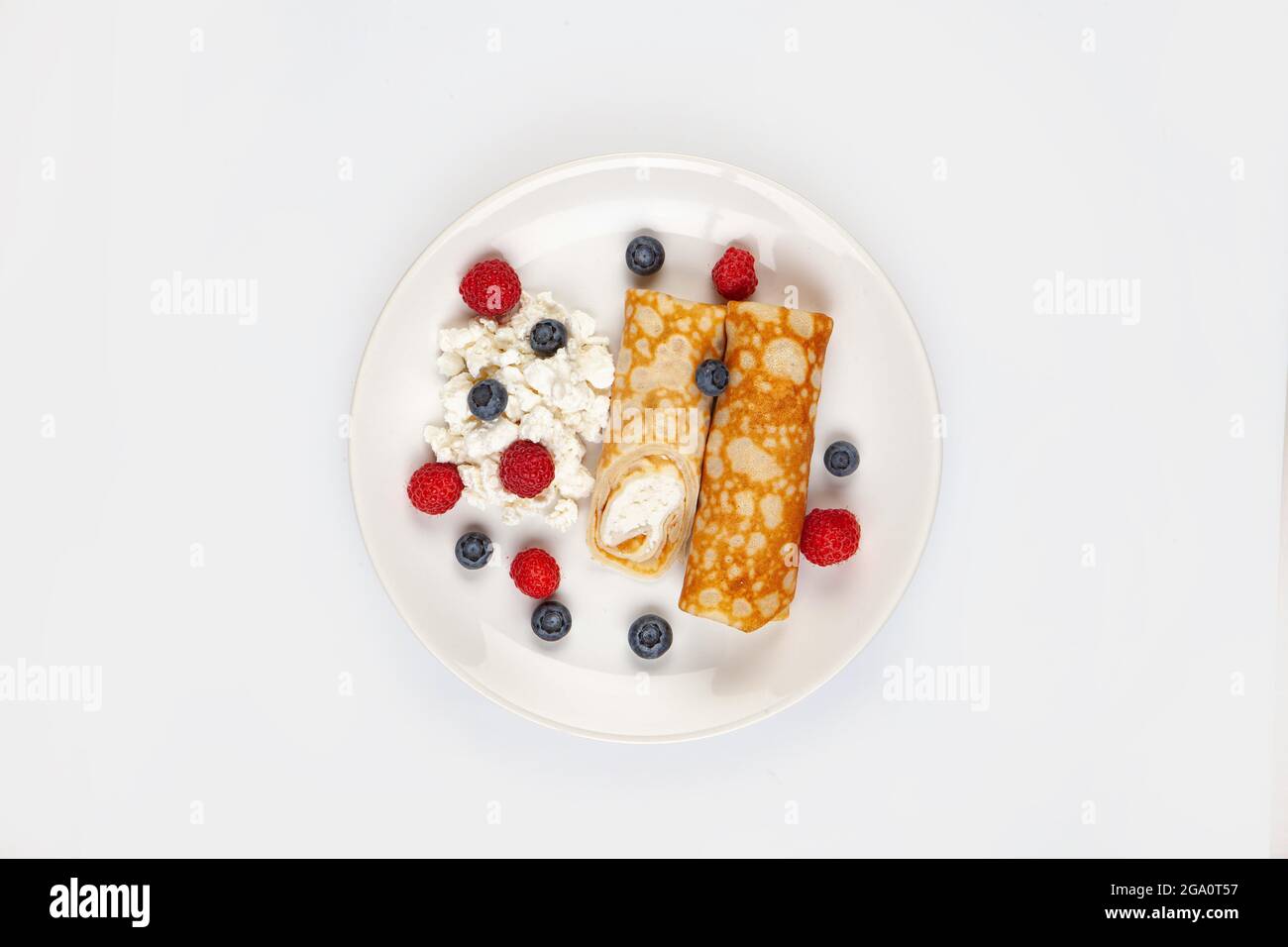 Pfannkuchen und Beeren auf einem Teller auf einem isolierten Hintergrund Stockfoto