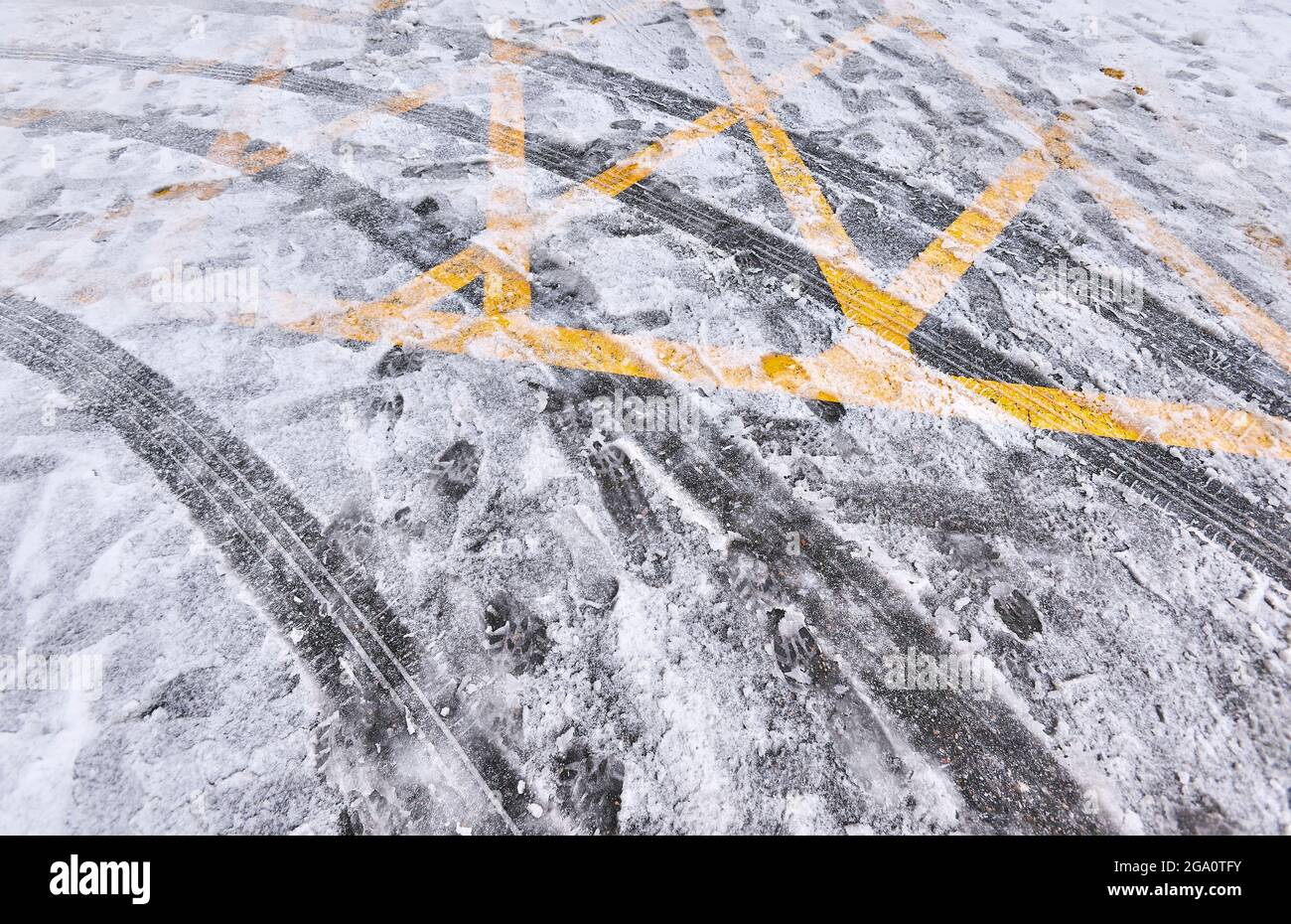 Reifenspuren auf der Straße nach dem Schneefall von Storm Filomena. Getafe. Gemeinschaft von Madrid. Spanien. Stockfoto