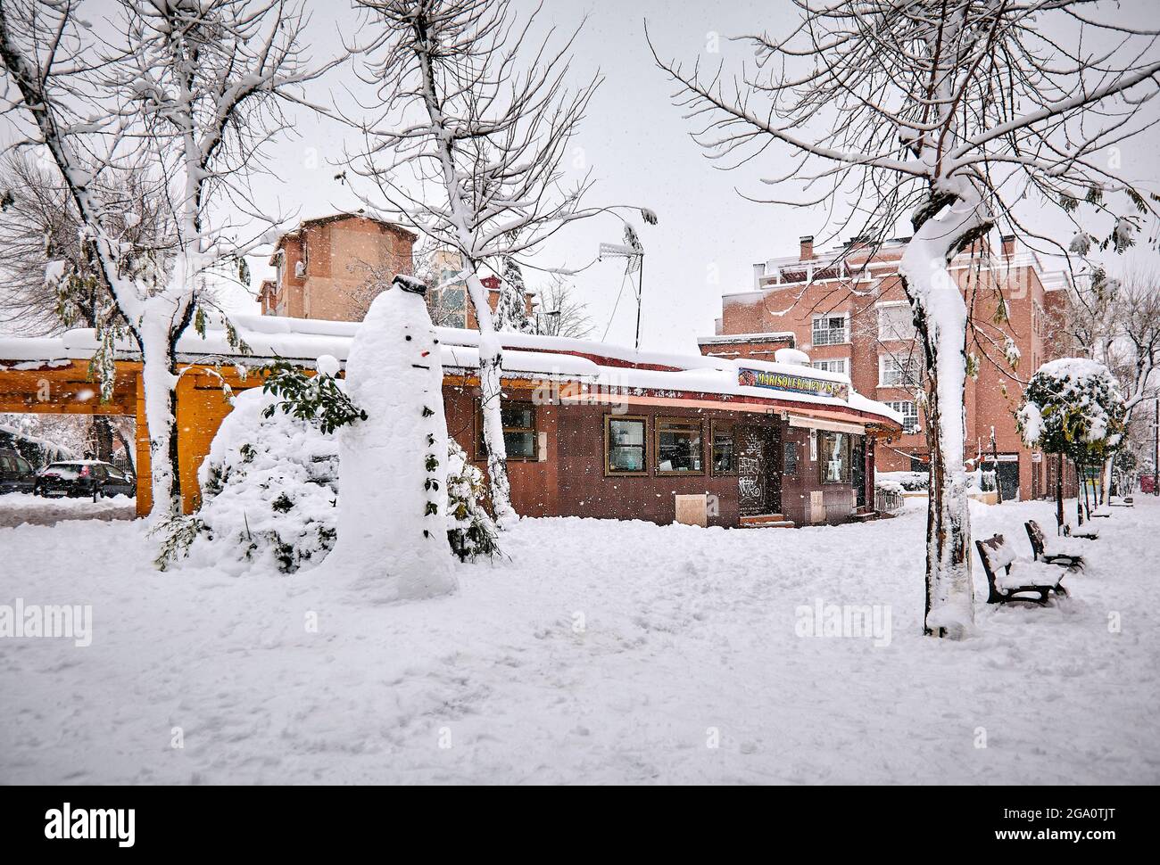 Ein Schneemann in einer Straße in der Innenstadt nach dem Schneefall des Sturms Filomena. Getafe. Gemeinschaft von Madrid. Spanien. Stockfoto