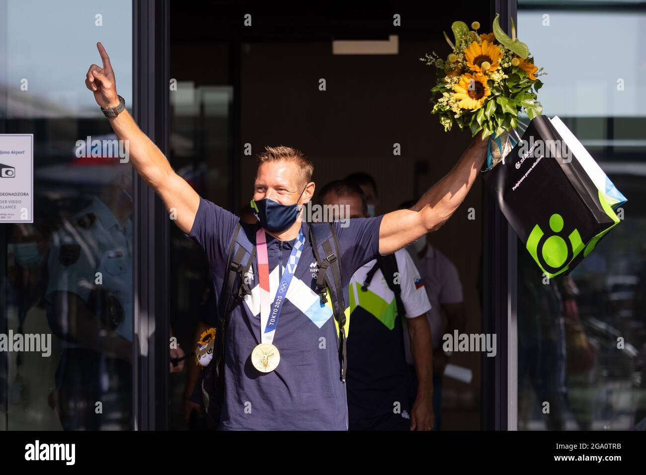 Zgornji Brnik, Slowenien. Juli 2021. Benjamin Savsek, slowenischer Goldmedaillengewinnerin im Kanuslalom bei den Olympischen Spielen in Tokio, kommt am Flughafen Ljubljana an.Benjamin Savsek gewann am Montag Sloweniens erstes Kanuslalom-Gold bei den Olympischen Spielen in Tokio. Kredit: SOPA Images Limited/Alamy Live Nachrichten Stockfoto