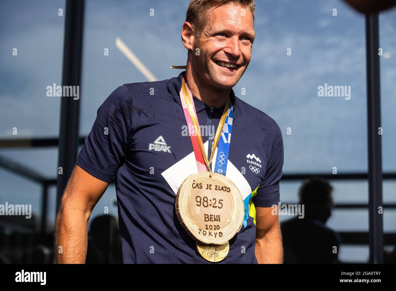 Zgornji Brnik, Slowenien. Juli 2021. Benjamin Savsek, slowenischer Goldmedaillengewinnerin im Kanuslalom bei den Olympischen Spielen in Tokio, posiert mit einer Holzmedaille, auf der seine Zeit und die Worte "Zeit ist Gold" zu sehen sind, als er am Flughafen von Ljubljana ankommt.am Montag gewann Benjamin Savsek Sloweniens erstes Kanuslalom-Gold bei den Olympischen Spielen in Tokio. Kredit: SOPA Images Limited/Alamy Live Nachrichten Stockfoto
