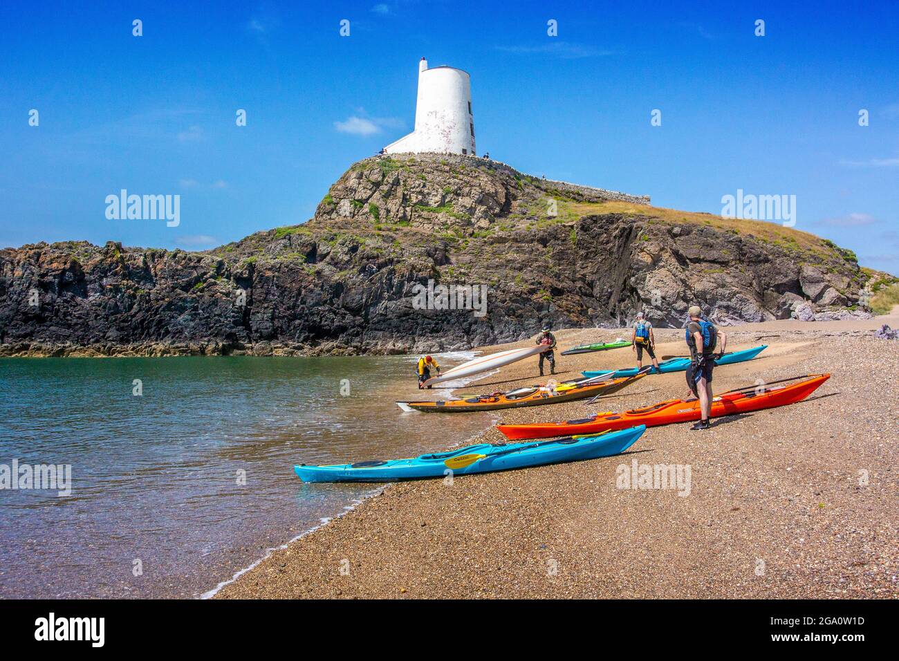 Seekajak vor der Küste von Anglesey auf Llanddwyn Island, North Wales, Großbritannien Stockfoto