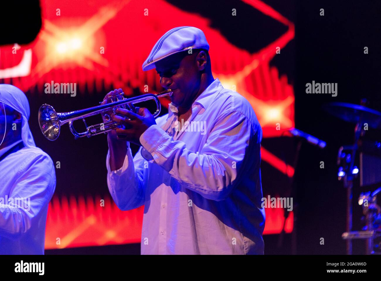 Trompeter von Rose Royce, der im Juli 2021 nach COVID-Einschränkungen live beim Soultasia-Musikfestival in Maldon, Essex, Großbritannien, auftrat. Trompete spielen Stockfoto