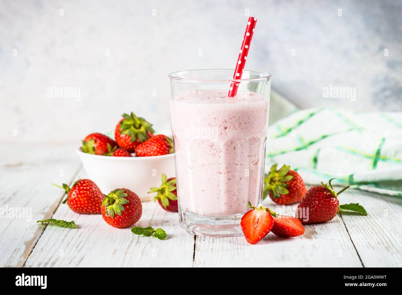 Erdbeer-Smoothie oder Milchshake bei Weiß. Stockfoto