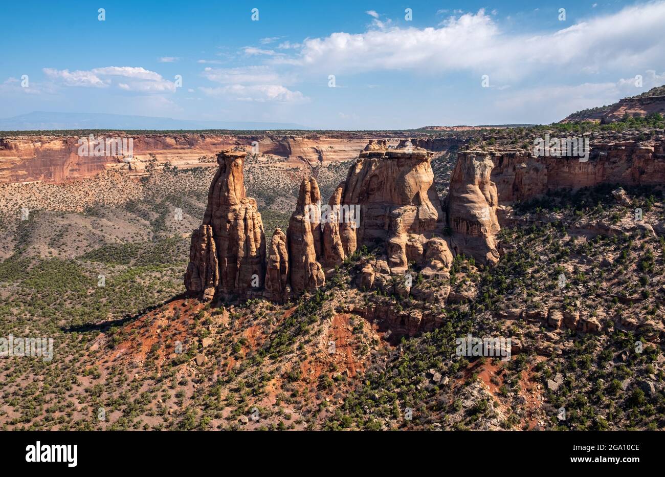 Die großen Felsen auf den Zinnen bei Book Cliffs zaubern Bilder von Büchern, die in Regalen verstreut sind Stockfoto
