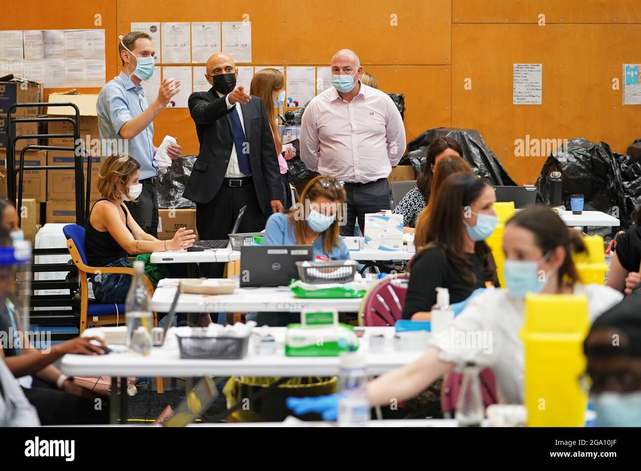 Gesundheitsminister Sajid Javid (Mitte) bei einem Besuch einer Pop-up-Impfstelle im Little Venice Sports Centre im Westen Londons. Bilddatum: Mittwoch, 28. Juli 2021. Stockfoto