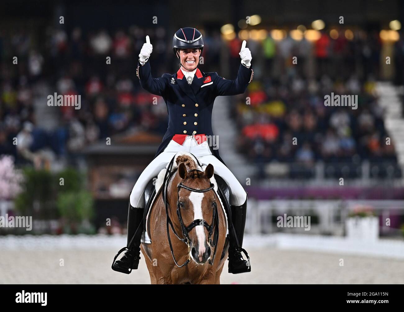 Tokio, Japan. Juli 2021. Charlotte Dujardin aus Großbritannien Gesten während der Dressur Einzel Grand prix Freestyle bei den Olympischen Spielen 2020 in Tokio, Japan, 28. Juli 2021. Quelle: Zhu Zheng/Xinhua/Alamy Live News Stockfoto