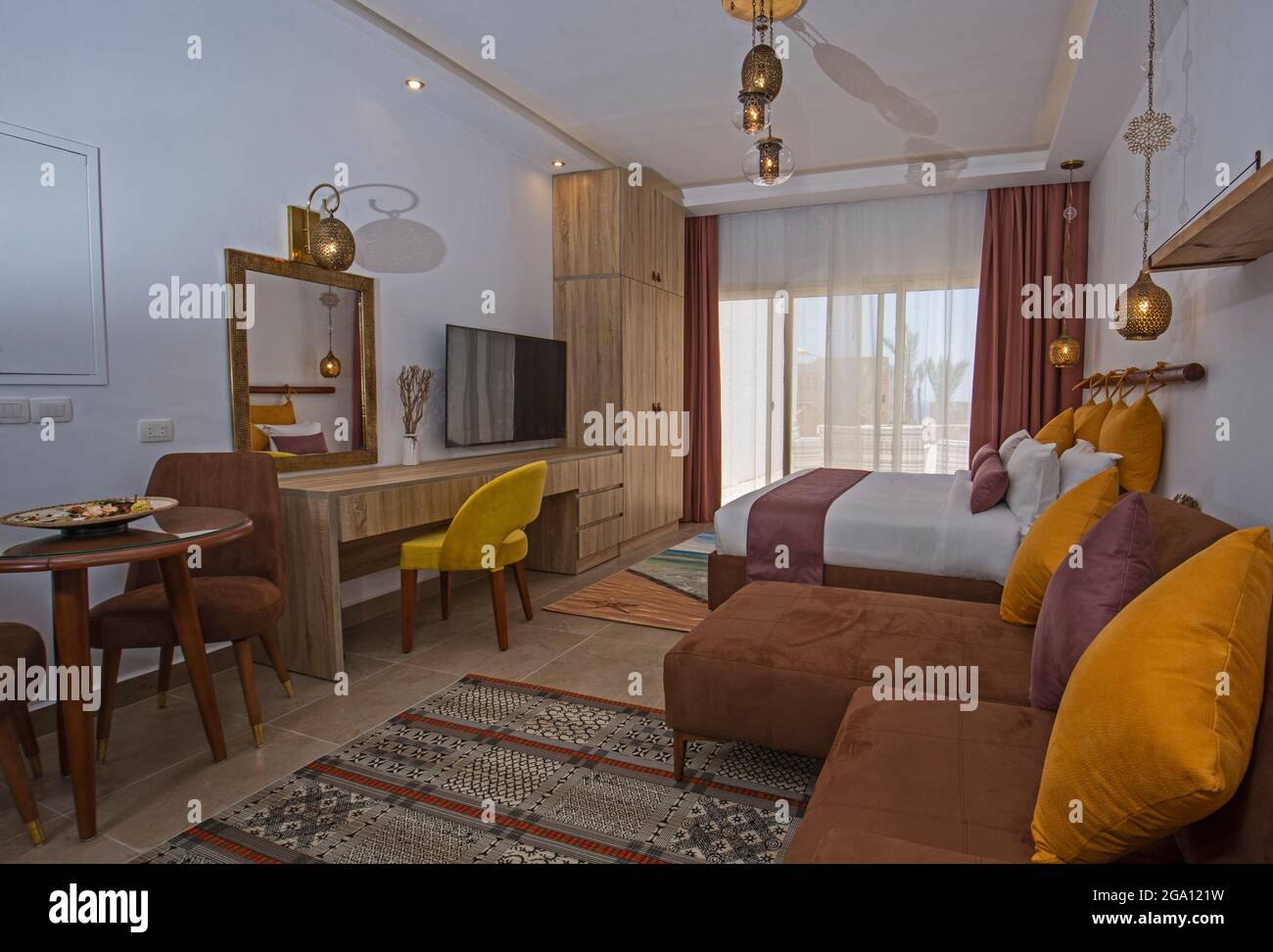 Wohnzimmer Lounge-Bereich in Luxus-Studio-Apartment zeigen zu Hause Innenarchitektur Dekor Möbel mit Balkon und Doppelbett Stockfoto