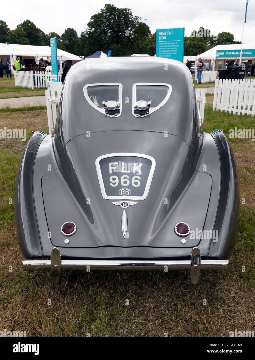 Rückansicht eines 1939, Bentley 4.25L MX Overdrive Chassis, ausgestellt auf der London Classic Car Show 2021, Syon Park. Stockfoto