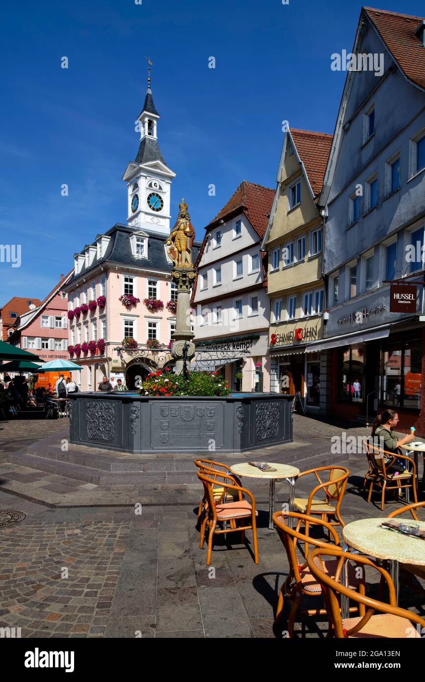 Marktplatz in Aalen: Marktbrunnen mit Statue Joseph I. Historisches Rathaus im Hintergrund, Kreis Ostalb, Baden-Württemberg, Deutschland Stockfoto