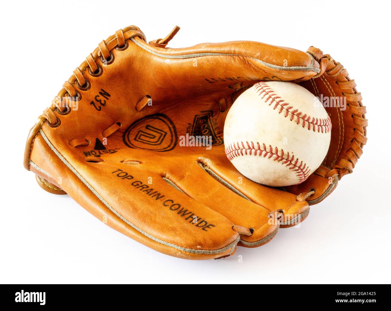 Ein Baseballschläger aus Leder mit Schläger und Ball isoliert auf einem weißen Hintergrund mit Abschneideweg Stockfoto