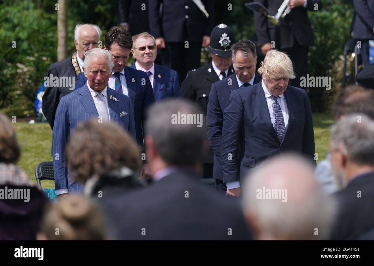 Der Prinz von Wales (Mitte links) und Premierminister Boris Johnson halten während der Enthüllung des UK Police Memorial im National Memorial Arboretum in Alrewas, Staffordshire, ein Schweigeminute ein. Das £4.5 Million Denkmal erinnert an alle Mitarbeiter, die seit der Gründung der Bow Street Runners im Jahr 1749 ihr Leben verloren haben. Bilddatum: Mittwoch, 28. Juli 2021. Stockfoto