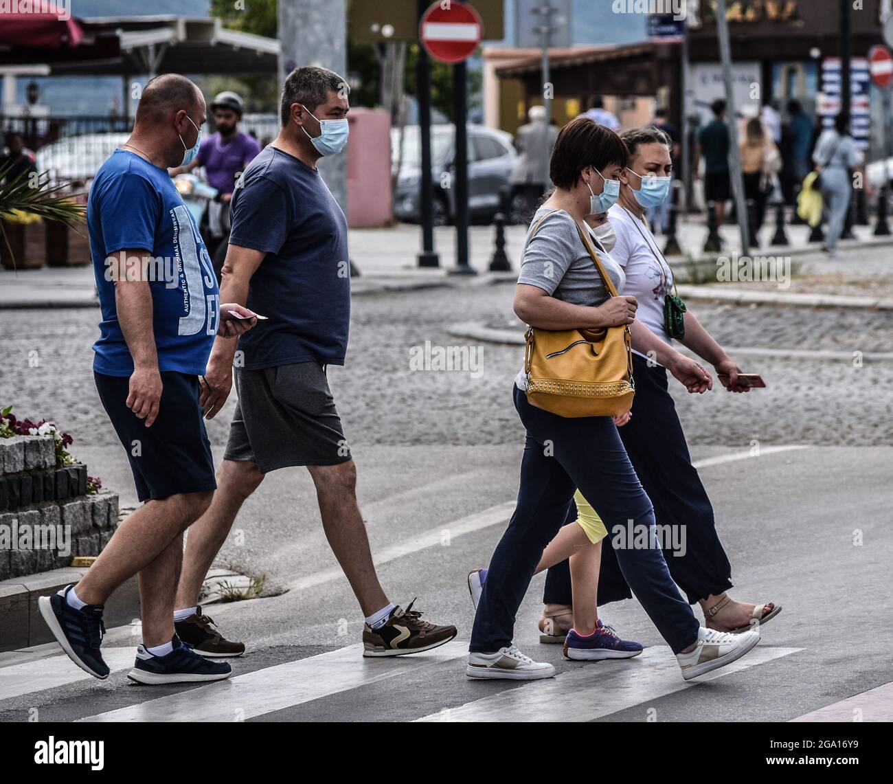 Menschen mit schützenden Gesichtsmasken überqueren am Montag, den 7. Juni 2021, eine Straße inmitten der Coronavirus-Pandemie (COVID-19) in Canakkale, Türkei. (Foto von Altan Gocher/GocherImagery/Sipa USA) Stockfoto