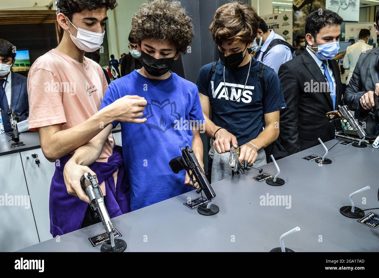 Auf der dritten Effizienz- und Technologiemesse in Ankara, Türkei, am Mittwoch, den 9. Juni 2021, besichtigen junge Besucher Replik-Pistolen. (Foto von Altan Gocher/GocherImagery/Sipa USA) Stockfoto