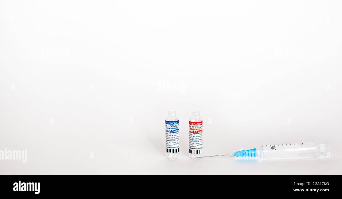 Kemerowo, Russland, Juli 2021. Der Coronavirus-Impfstoff liegt in den Händen eines Arztes, einer Spritze. Coronavirus Covid 19 Impfstoff Sputnik V, Ortsname GamCov Stockfoto