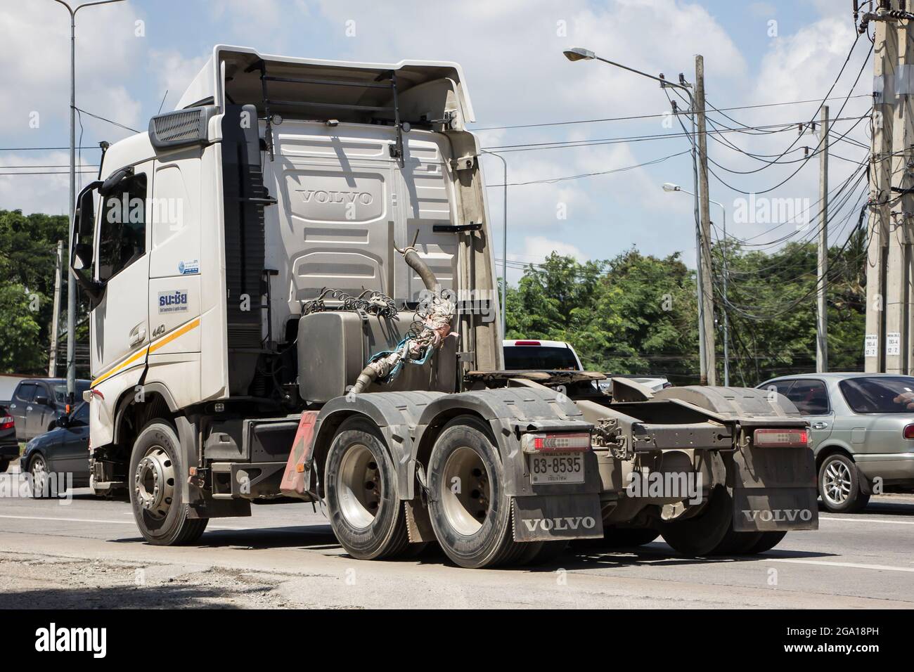 Chiangmai, Thailand -Juli 13 2021: Privater Volvo Trailer Truck. Foto an der Straße Nr. 121 etwa 8 km von der Innenstadt von Chiangmai, thailand. Stockfoto