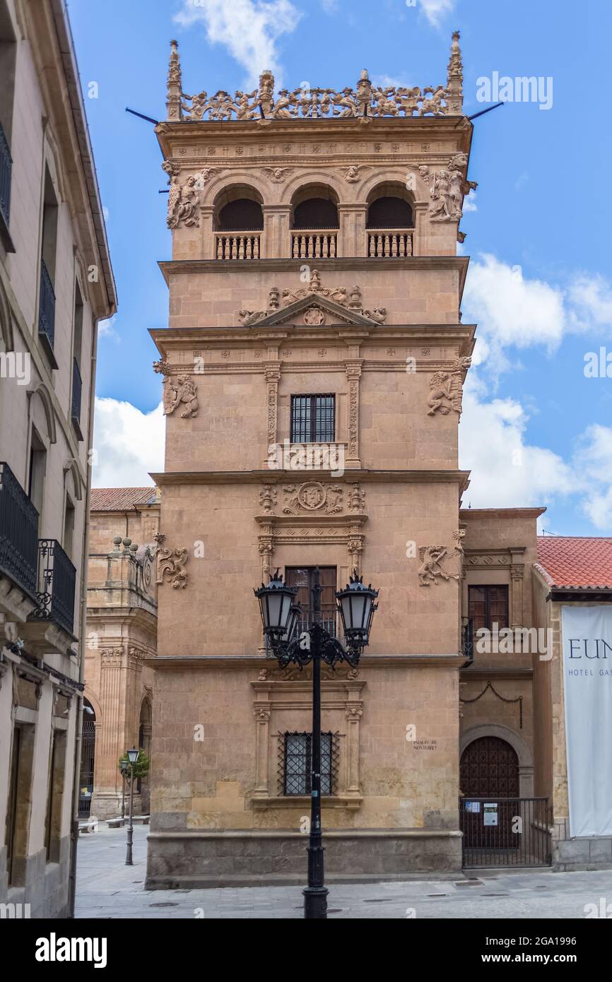 Salamanca / Spanien - 05 12 2021: Blick auf das Palastgebäude von Monterrey, Palacio de Monterrey, ein Kreuz aus spätgotischem und platereskem Renaissance-Stil Stockfoto