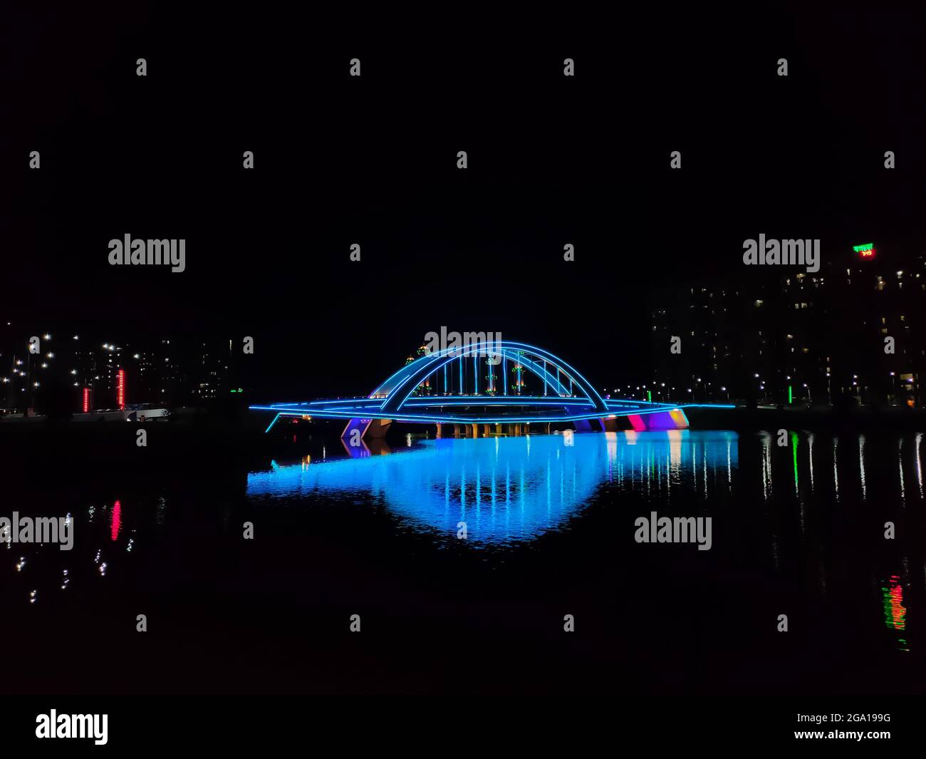 Wunderschöne Aussicht auf das Tribeni Restaurant auf der Brücke bei Nacht, Dhaka Bangladesh Stockfoto