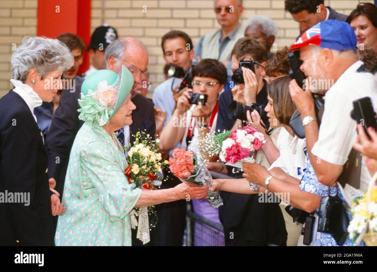Königin Elisabeth, die Königin Mutter, erhält Blumensträuße von königlichen Brunnenbehern. 150 Jahre St. Mary's Hospital, Paddington, London. GROSSBRITANNIEN 27.06.1995 Stockfoto