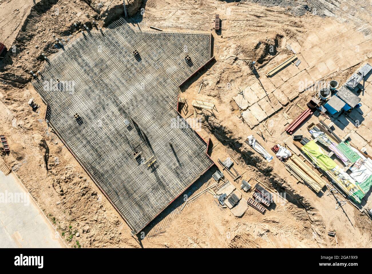 Draufsicht auf Betonfertigteilboden mit Stahlverstärkung. Drohnenfoto Stockfoto