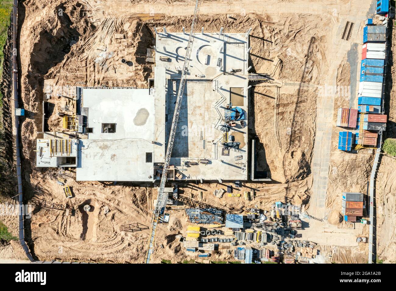 Baustelle Luftaufnahme von oben. fundamentgrube mit monolithischem Plattenfundament und Betonguss. Turmkran auf Gebäudekonstruktion. Stockfoto