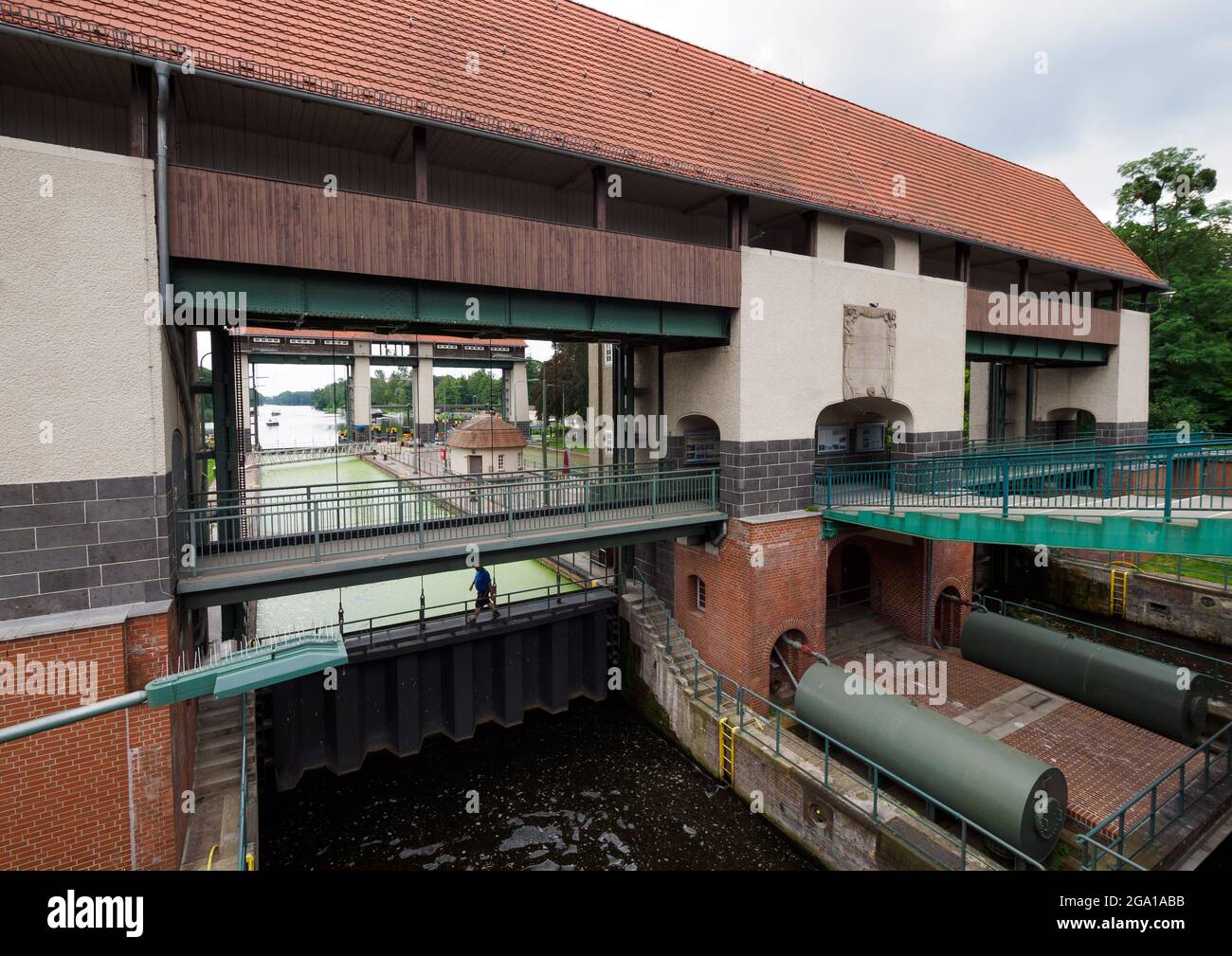 Kleinmachnow, Deutschland. Juli 2021. Die Kleinmachnower Schleusenanlage im Teltow-Kanal. Der Teltow-Kanal verläuft über rund 38 Kilometer durch Brandenburg und Berlin und ist eine wichtige Berliner Südumfahrung für die Handelsschifffahrt und ein beliebtes Ziel für Camper, Bootstouristen und auch Wanderer. In Dreilinden zum Beispiel gibt es in der Nähe des Kanalufers bis zum Machnower See mehr oder weniger schmale Fußwege. Quelle: Soeren Stache/dpa-Zentralbild/ZB/dpa/Alamy Live News Stockfoto