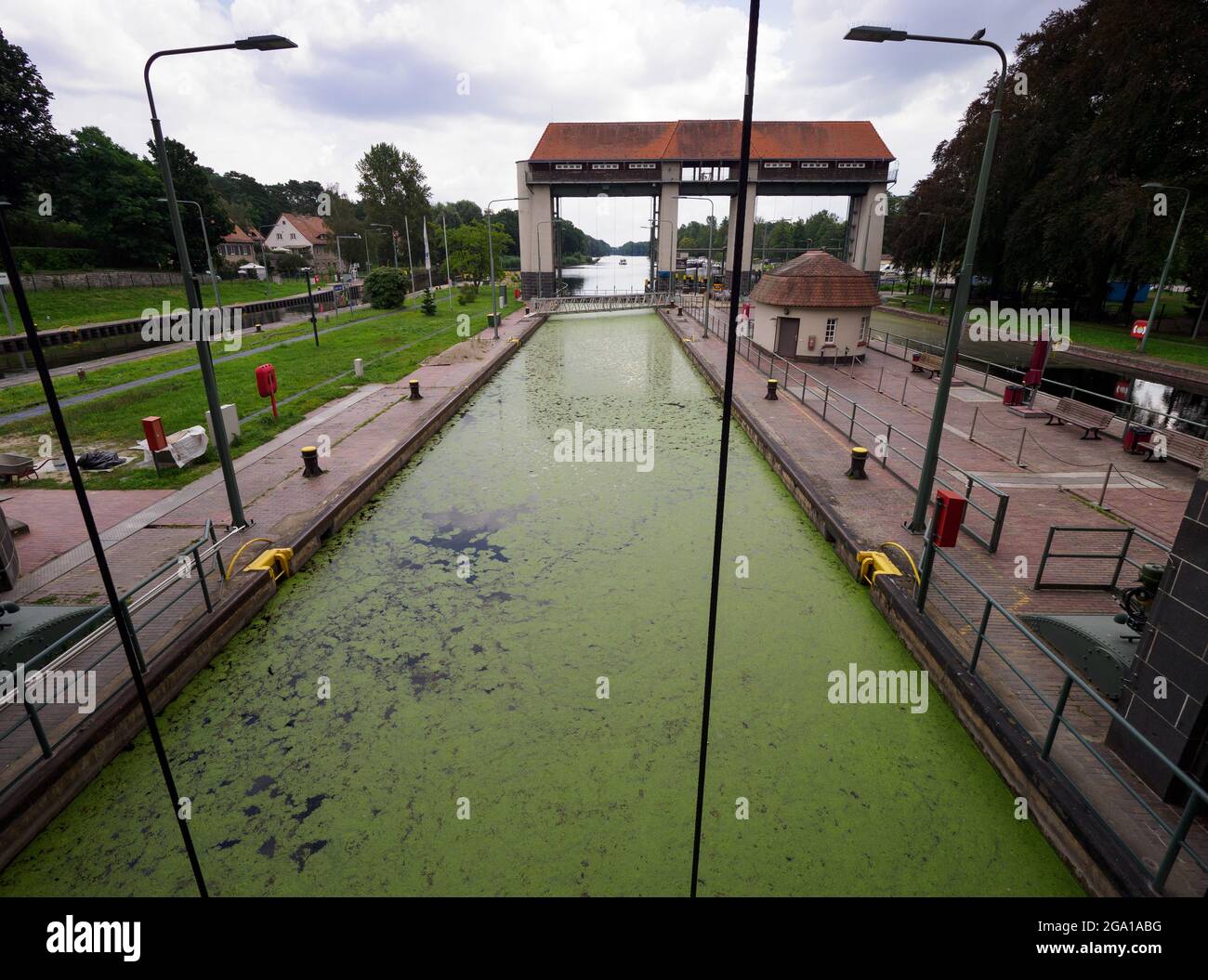 Kleinmachnow, Deutschland. Juli 2021. Die Kleinmachnower Schleusenanlage im Teltow-Kanal. Der Teltow-Kanal verläuft über rund 38 Kilometer durch Brandenburg und Berlin und ist eine wichtige Berliner Südumfahrung für die Handelsschifffahrt und ein beliebtes Ziel für Camper, Bootstouristen und auch Wanderer. In Dreilinden zum Beispiel gibt es in der Nähe des Kanalufers bis zum Machnower See mehr oder weniger schmale Fußwege. Quelle: Soeren Stache/dpa-Zentralbild/ZB/dpa/Alamy Live News Stockfoto