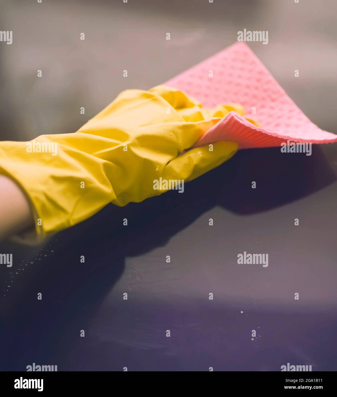 Die Frau putzt das Haus. Stockfoto