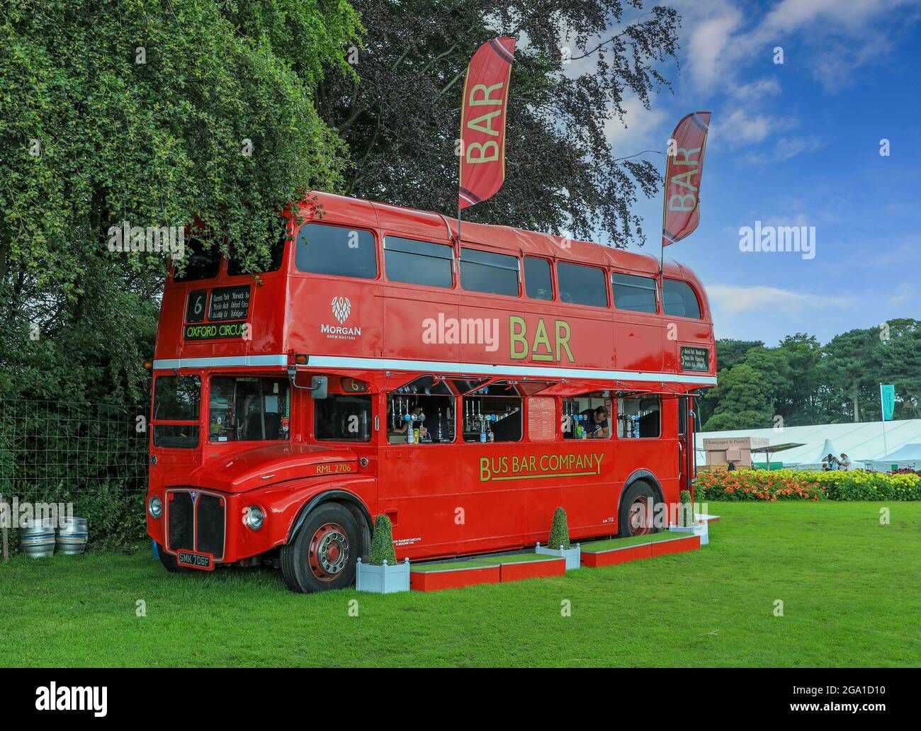 Eine Bar in einem ehemaligen Londoner Doppeldeckerbus in der Tatton Flower Show, Tatton Park, chemhire, England, Großbritannien Stockfoto