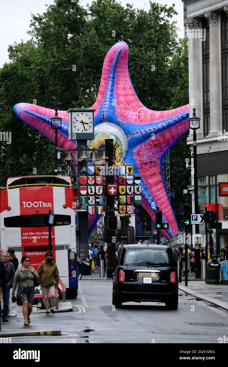 Leicester Square, London, Großbritannien. Juli 2021. Eine riesige Starro-Statue, die auf dem Leicester Square zur Eröffnung der Selbstmordkommando installiert wurde. Kredit: Matthew Chattle/Alamy Live Nachrichten Stockfoto