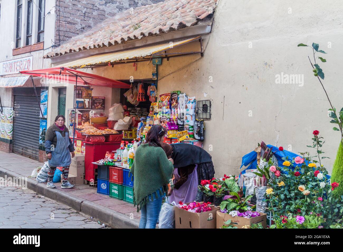 POTOSI, BOLIVIEN - 18. APRIL 2015: Menschen um ein kleines lokales Geschäft in Potosi, Bolivien. Stockfoto